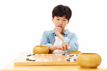 小男孩专注下围棋形象图片