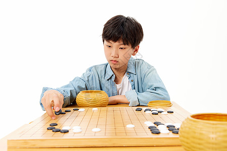 专注下围棋的小男孩图片