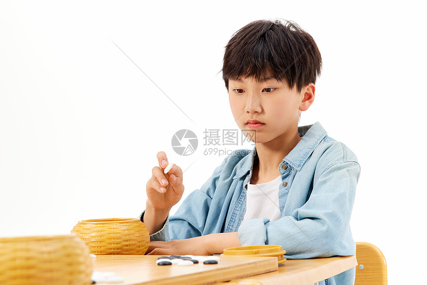 小男孩专注下围棋图片