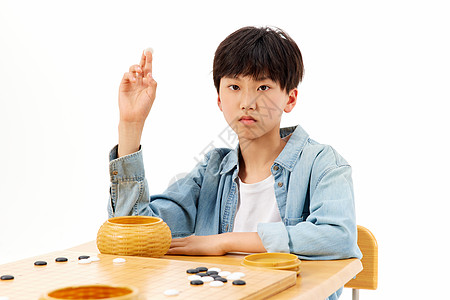 小男孩下围棋形象图片