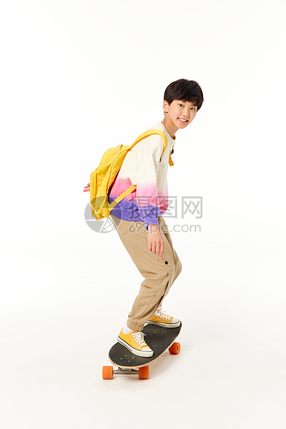 活力的滑板小男孩图片