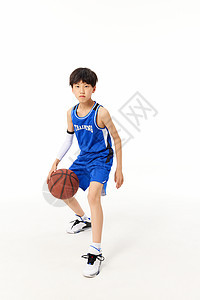 小男孩篮球运球动作图片
