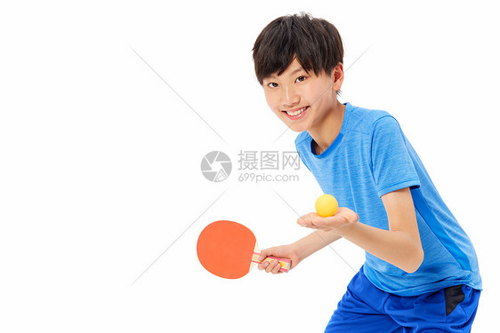 小男孩打乒乓球运动图片