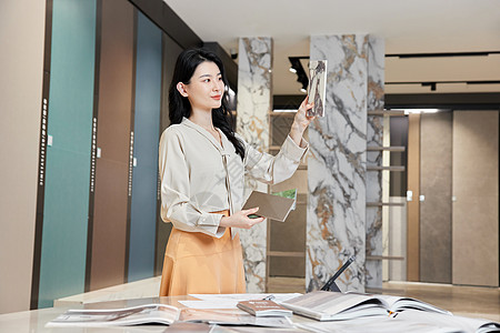 室内图纸室内家居女设计师认真工作背景