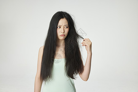 年轻女性头发毛躁发质困扰图片