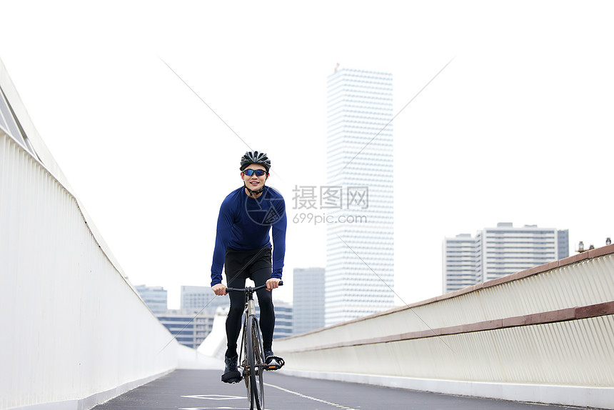 男青年自行车骑行运动图片