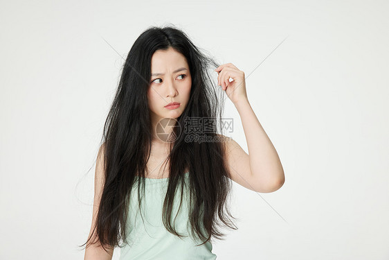 年轻女性发质受损图片