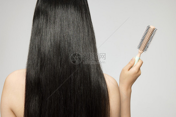 女性梳头发背面展示图片