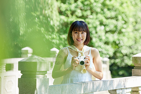 夏日户外清新美女手拿相机图片