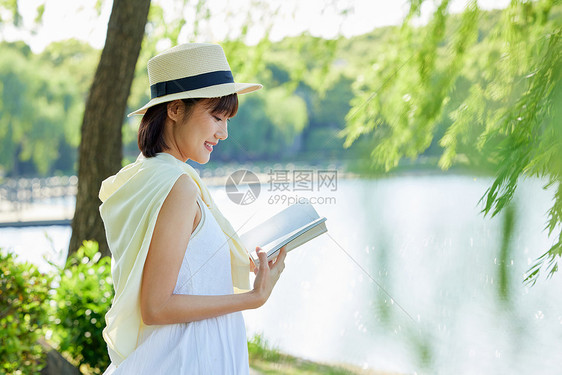 夏日室外看书的女生图片