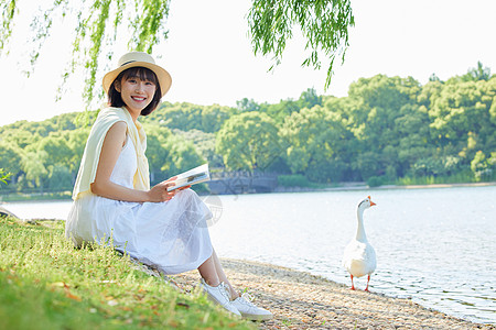 夏日美女夏日室外看书的女生背景