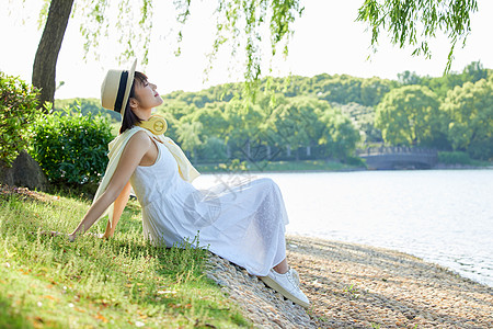 简约清爽享受阳光的夏日女性背景