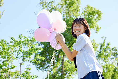 校服女生手拿气球高清图片