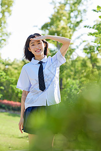 校服美女享受阳光的校服女生背景