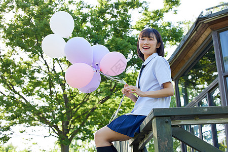 手拿气球的可爱女学生图片