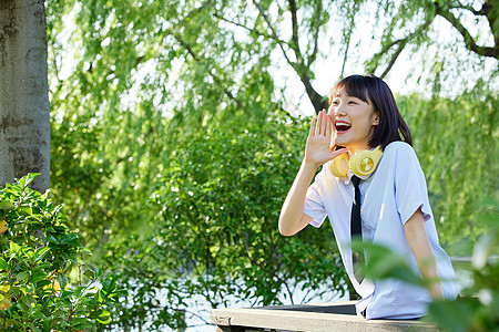 小清新美女阳光清爽女学生大声呐喊背景