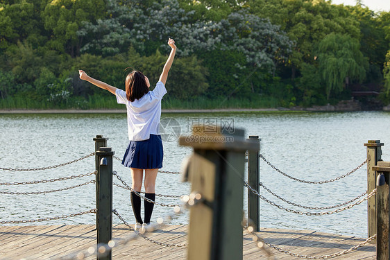 站在湖边的校服女生背影图片