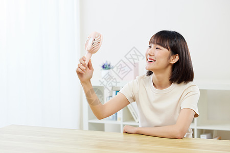 夏日清凉少女夏日女生在家用风扇解暑背景