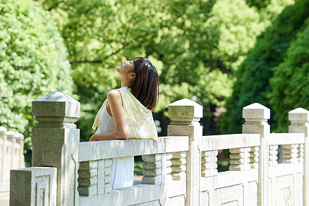 享受阳光的夏日女性侧颜背景图片