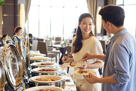 情侣在取餐区域拿食物图片