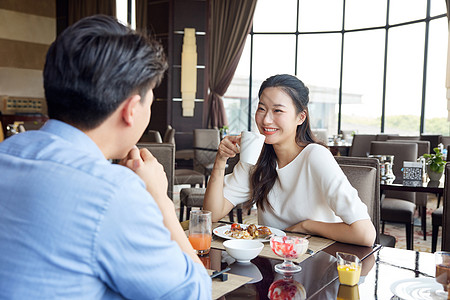 情侣食物年轻夫妻在餐厅用餐背景