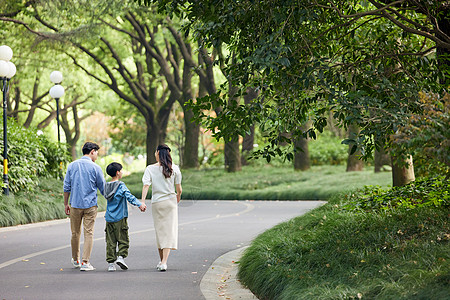 走路一家人在户外公园散步背影背景