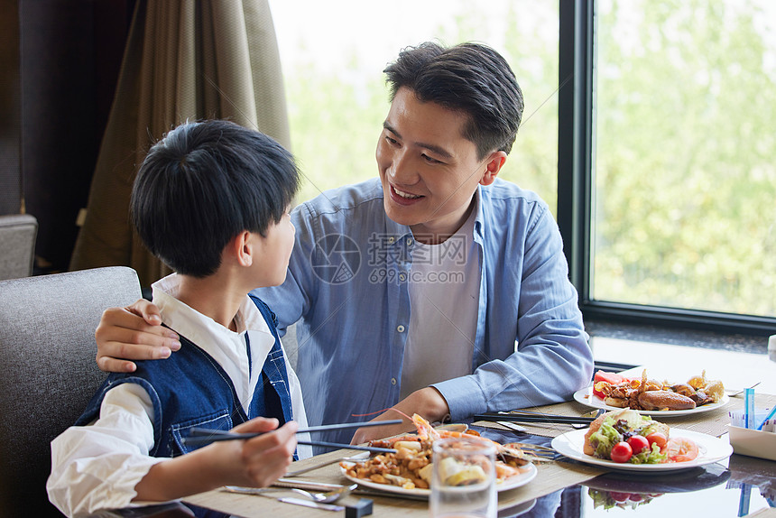 在自助餐厅吃饭的父子图片