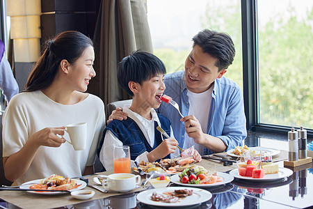 美食摆放一家人在自助餐厅开心吃饭背景