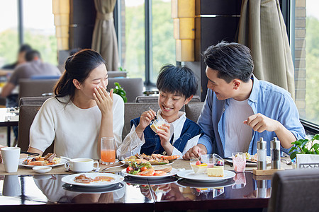 食物摆放一家人在自助餐厅开心吃饭背景