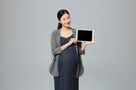 职场孕妇妈妈展示平板电脑图片