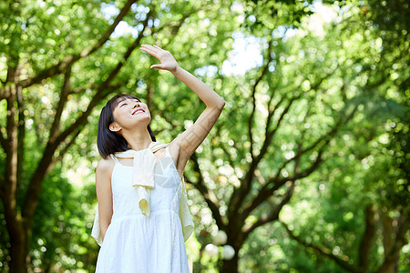 穿长裙的少女女孩夏日户外散步晒太阳背景