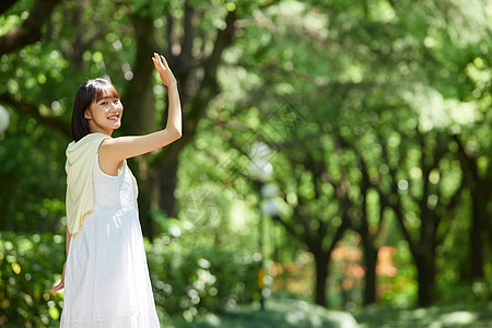 女孩夏日户外散步回头图片