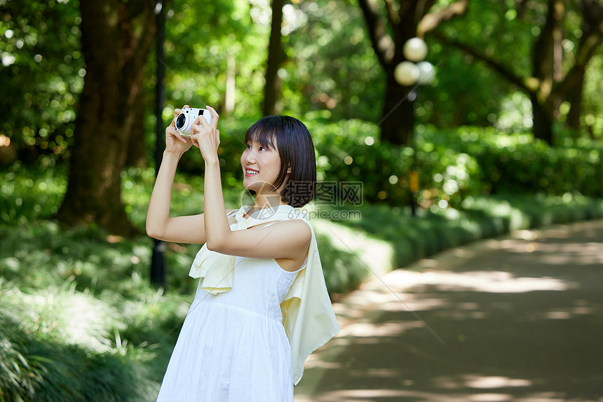 女性户外游玩拍照图片