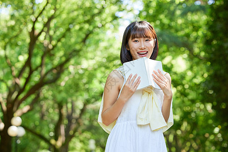 书本打开女生户外打开书本背景