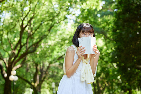 青春活力的女大学生图片