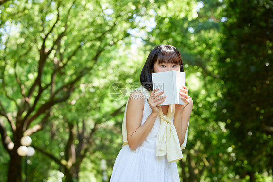 青春活力的女大学生图片