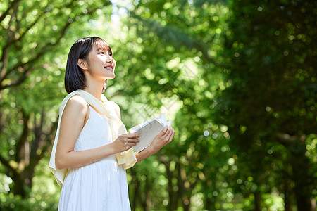 青春活力的学生青春活力女大学生户外阅读背景