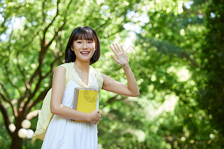 青春活力的女大学生招手图片