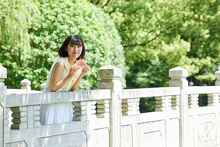 女孩夏日户外大口吃西瓜图片