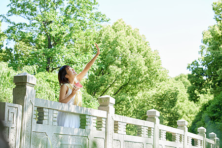 西瓜红活力少女夏日享受阳光背景