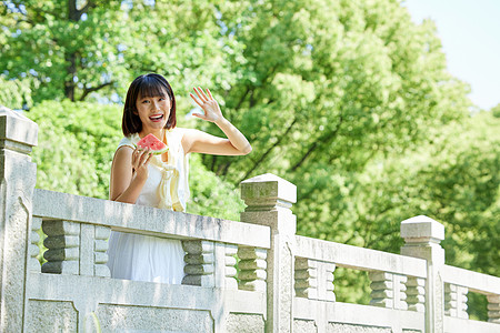 可爱卡通水果夏日清爽女性吃西瓜招手背景