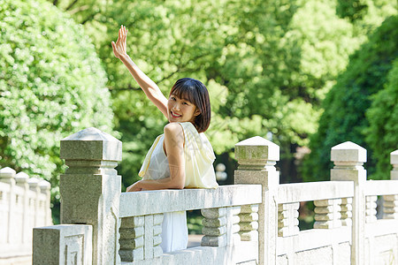 清爽夏日可爱女生伸手图片