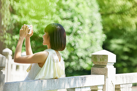 清爽美女女性户外游玩记录生活背景