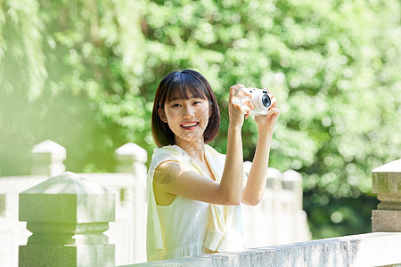 女生手拿相机手拿相机的清纯女生背景