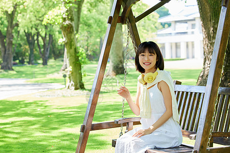 可爱卡通水果活力少女夏日享受生活背景