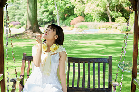 活力学生享受清爽夏日可爱女生背景