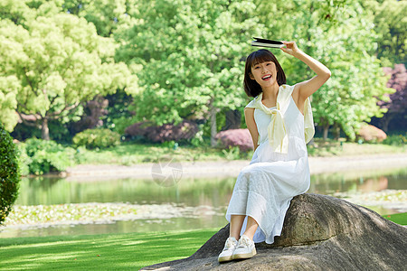 青春活力女大学生图片