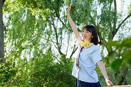 公园玩滑板美女校服学生招手背景