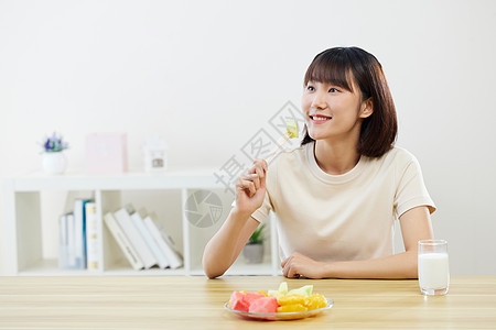 夏日女性在家吃果切图片