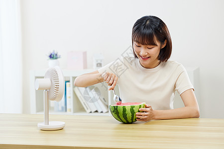 吃西瓜的女人夏日居家女性吃西瓜背景